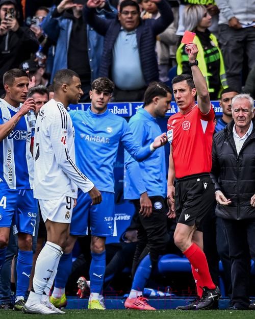 飞铲姆巴佩未给红牌!皇马官方:会向足协提出投诉 飞铲姆巴佩未给红牌!皇马官方:会向足协提出投诉